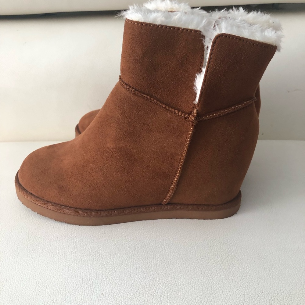 Warm Cozy Tan Suede Winter Boots-Brand New
Brand is BC- California - Picture 4 of 7